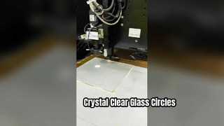 Wycięte laserowo kółko o średnicy 2 mm z bardzo jasnego szkła