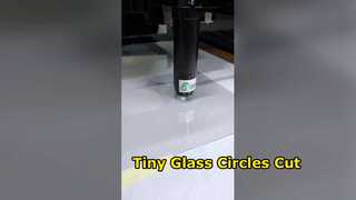 Cięcie wsadowe małych kółek o średnicy 1 mm z ultraprzezroczystego szkła